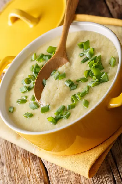 Sopa de huevo recién cocida con cebollas verdes frescas de cerca en un bo — Foto de Stock