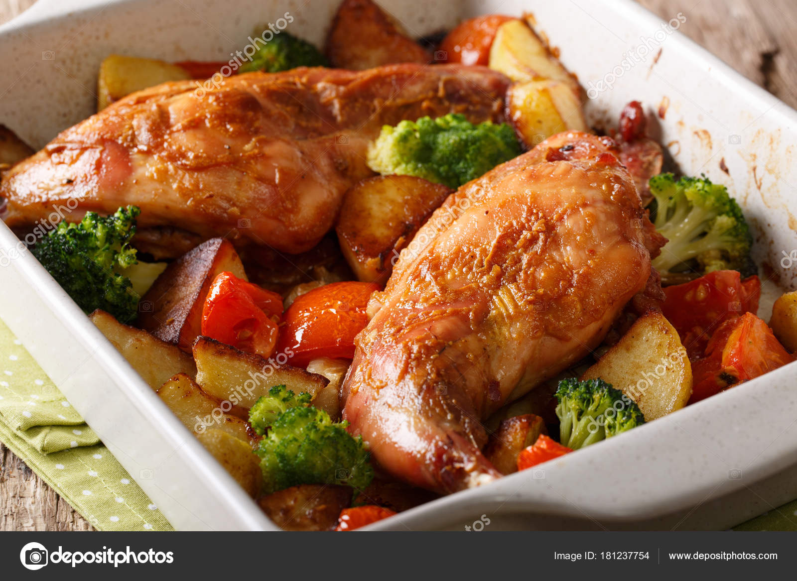 ножки кролика в духовке. запеченный кролик. кролик запеченный в духовке с картошкой. жаренный кролик. запеченный кролик.