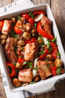 Tavşan fırında mantar, tatlı biber ve soğan makroda bir 