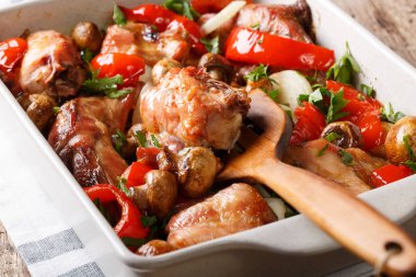 Tavşan fırında mantar, tatlı biber ve soğan makroda bir 