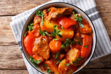 Yavaş pişmiş biftek ve patates, domates, biber, havuç ile