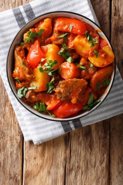 Sebzeli baharatlı sos bir tabloda bir kase haşlanmış sığır eti.