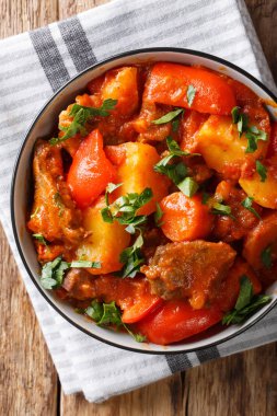 Yavaş pişmiş biftek ve patates, domates, biber, havuç ile