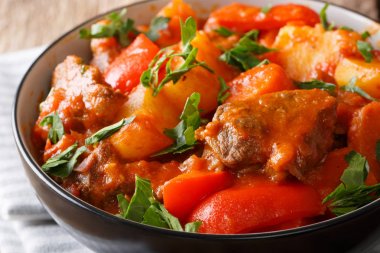 Filipino mutfağı: sebzeli baharatlı sos cl Mechado sığır eti