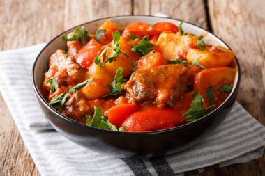 Yavaş yavaş patates, havuç, biber ile sığır eti güveç baharatlı sos 