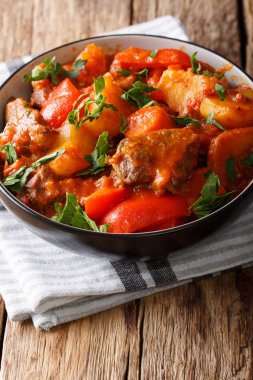 Yavaş yavaş kızarmış patates, domates, biber, araba ile mechado sığır eti