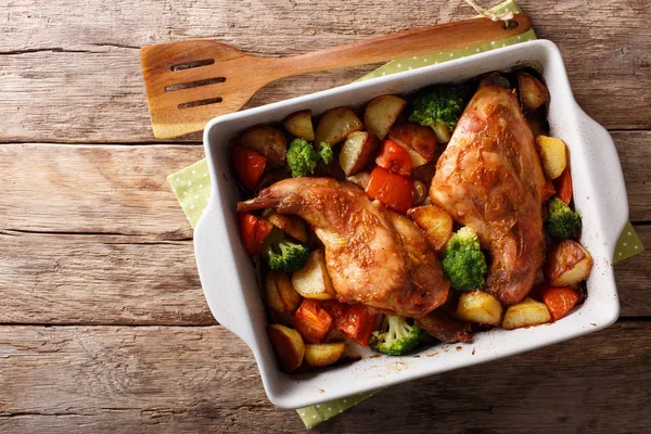 Lapin diététique maison cuit avec des légumes en gros plan dans un baki — Photo