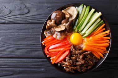 Kore mutfağı: sığır eti, çiğ yumurta sarısı, sebze ve ric Bibimbap