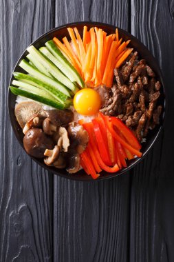 Kore mutfağı: sığır eti, çiğ yumurta sarısı, sebze ve ric Bibimbap