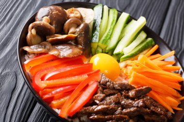 Kore yemeği Bibimbap kızarmış et, çiğ yumurta, sebze, shiit