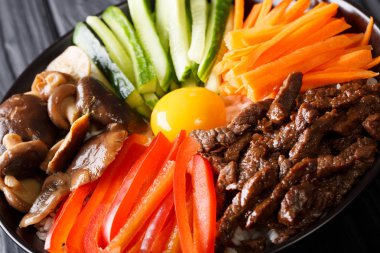 Bibimbap sığır eti, yumurta sarısı, sebze, mantar ve pirinç makro ile. 