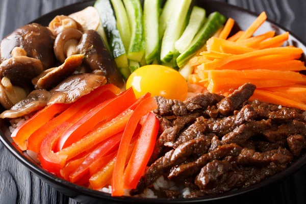 Νόστιμα Bibimbap με βοδινό κρέας, αυγό, λαχανικά, shiitake και ρύζι — Φωτογραφία Αρχείου