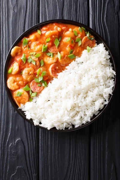 Délicieux gumbo aux crevettes, saucisse et macro riz sur une assiette . — Photo