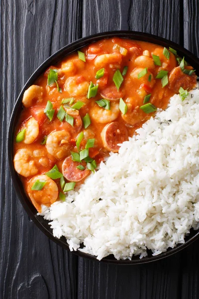 Gumbo tradicional de Luisiana con camarones, salchichas y arroz macro — Foto de Stock