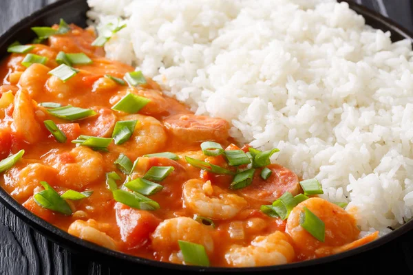 Lahodné gumbo s krevetami, klobásou a rýže makro na talíři. — Stock fotografie