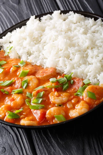 Gumbo aux crevettes, saucisse et riz en gros plan sur une assiette. vertica — Photo