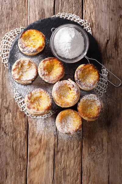 Sobremesa de pastelaria fresca Pastel de nata com creme, polvilhada com — Fotografia de Stock