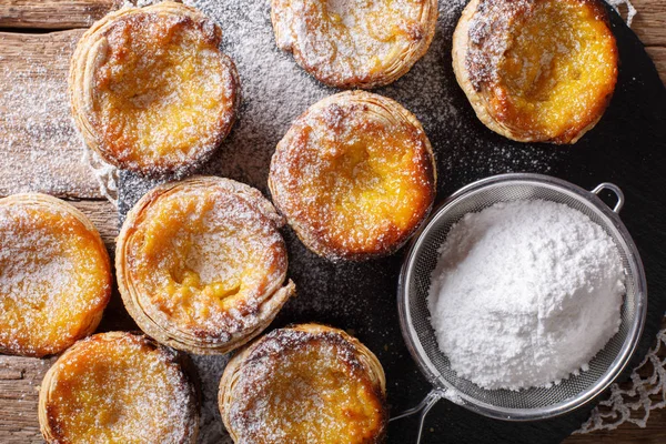 Läckra kakor Pastel de nata med vaniljsås grädde närbild. Hori — Stockfoto