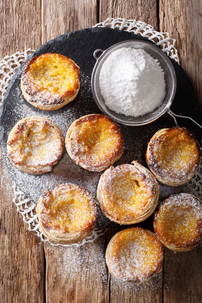 Portugisiska bakverk Pastel de nata med vaniljsås grädde närbild. — Stockfoto