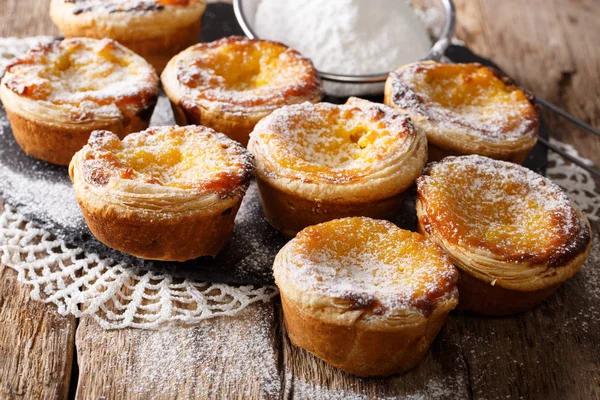 Läckra Pastel de Nata kakor fyllda med vaniljkräm, beströdda w — Stockfoto