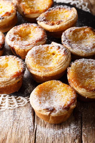 Cucina portoghese: dolce pastello de nata con panna e cipria — Foto Stock