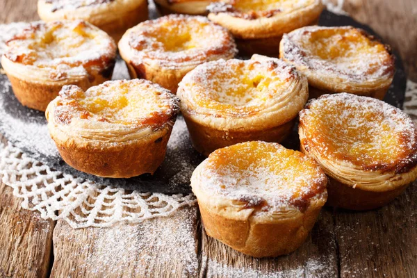 Pâtisseries portugaises Pastel de nata avec crème anglaise close-up . — Photo