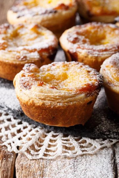 Świeżo pieczone pastel de nata z bliska cukrem pudrem. Verti — Zdjęcie stockowe