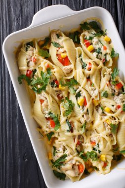 conchiglioni makarna tavuk, mantar ve sebze doldurulmuş