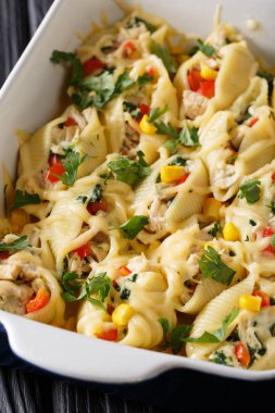 Pişmiş conchiglioni makarna tavuk, mantar ve sebze doldurulmuş