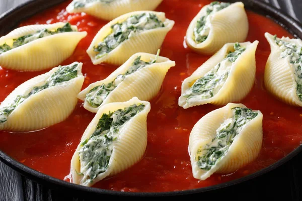 Італійський оболонки макаронні вироби з начинкою з шпинату і Рікотта сиру з — стокове фото