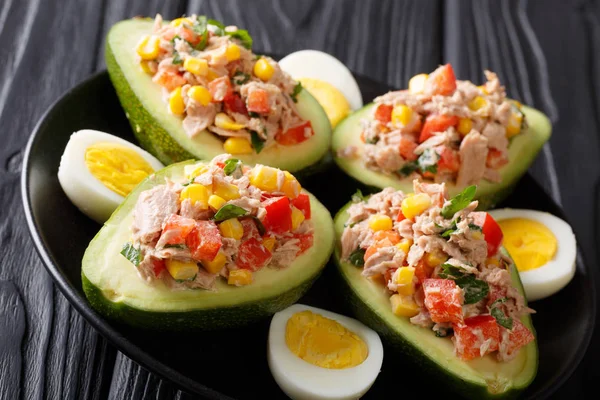 Salada saborosa de abacate, atum, ovos e legumes close-up em um — Fotografia de Stock