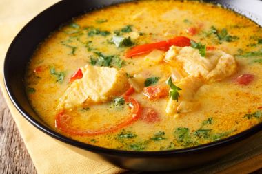 Sebze ve Hindistan cevizi ile Brezilyalı balık güveç (Moqueca Baiana)