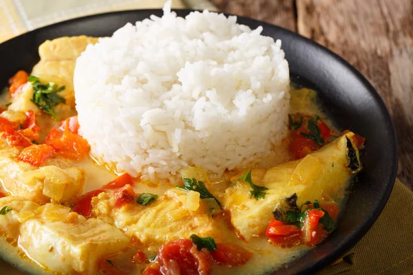 Guiso de pescado en leche de coco con verduras y arroz de cerca. Hor. — Foto de Stock