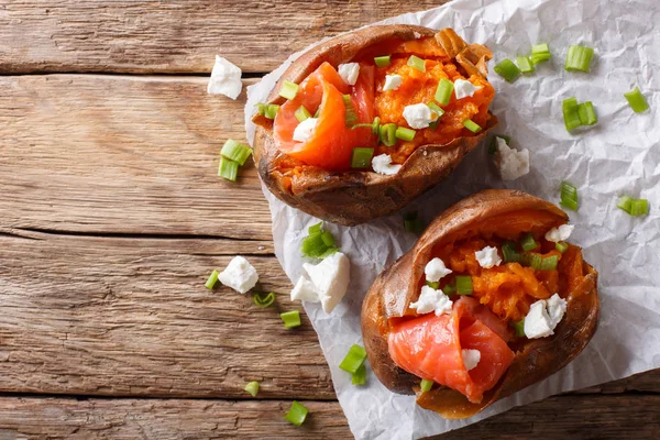 Alimentos saudáveis: batata doce recheada com salmão, queijo feta e — Fotografia de Stock