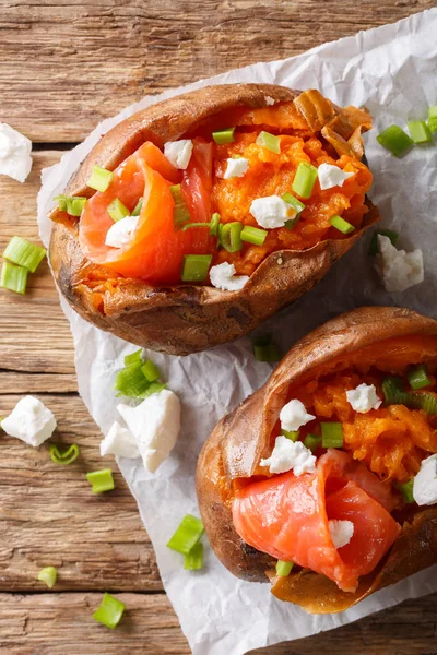 Comida orgânica: batata doce assada recheada com peixe vermelho e verde — Fotografia de Stock