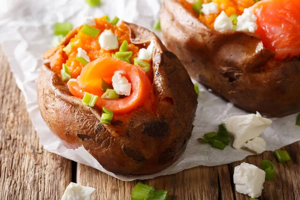 Healthy food: sweet potato stuffed with salmon, feta cheese and — Stock Photo, Image