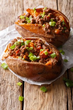 Lezzetli pişmiş tatlı patates kıyma ve yeşil ile doldurulmuş 