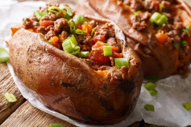 Zemin sığır eti ve soğan m ile tüm pişmiş tatlı patates dolması