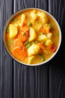 Vejetaryen köri sebze içinde Hindistan cevizi sütü yakın çekim ile gelen bir