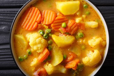 Vejetaryen sebze curry ile bir kase içinde Hindistan cevizi sütü yakın çekim.