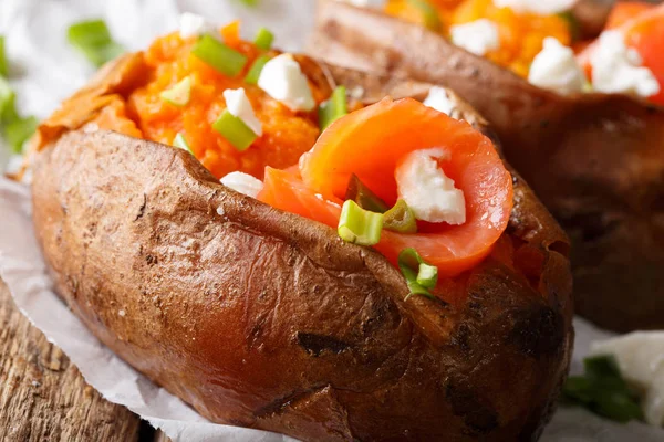 Organic food: baked sweet potato stuffed with red fish and green — Stock Photo, Image