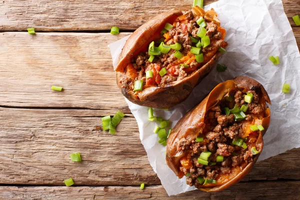 Baked sweet potatoes stuffed with ground beef with tomatoes and — Stock Photo, Image