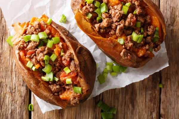 Organic food: baked sweet potato stuffed with ground beef and gr — Stock Photo, Image