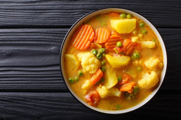 Curry vegetariano a partir de verduras con leche de coco de cerca en un — Foto de Stock