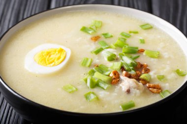 Arroz Caldo çorba, pilav, tavuk mu yumurtadan çıkar yakın çekim. Yatay