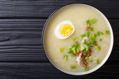 Arroz Caldo çorba, pilav, tavuk mu yumurtadan çıkar yakın çekim. Yatay