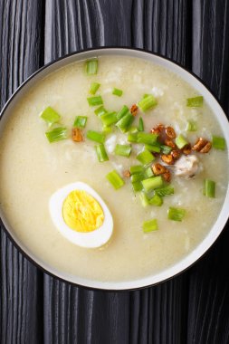 Arroz Caldo çorba, pilav, tavuk mu yumurtadan çıkar yakın çekim. Dikey t