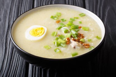 Sıcak Arroz Caldo geleneksel pirinç çorbası tavuk, sebze bir