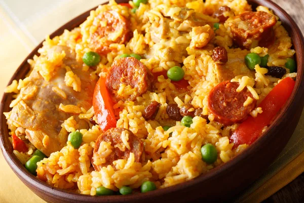 Arroz Valenciana met rijst, vlees, worst, rozijnen, groenten een — Stockfoto