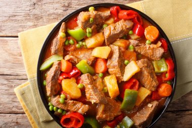 Patates, biber, bezelye, domates ve carr ile yavaş pişmiş sığır eti